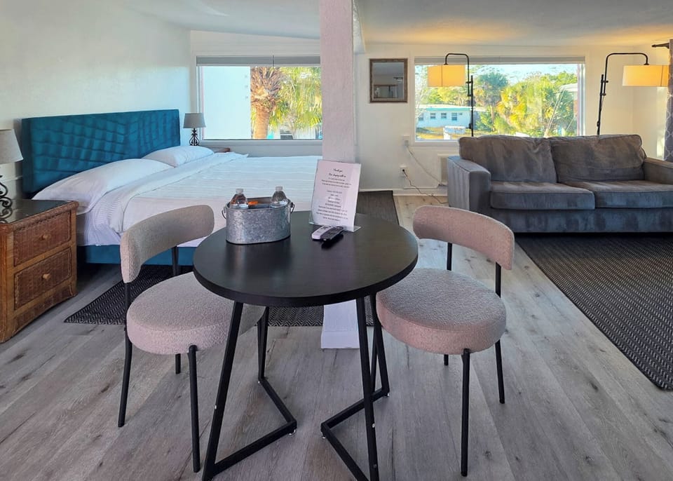 Standard Studio Suite, 1 King Bed with Sofa bed | Free WiFi, bed sheets