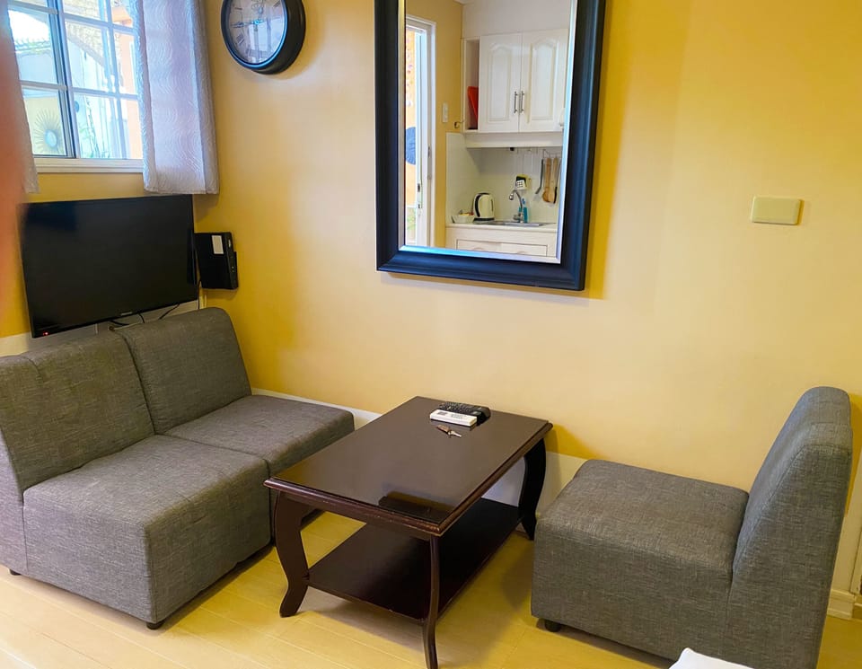 Design Studio | Living area | 24-inch flat-screen TV with digital channels, TV