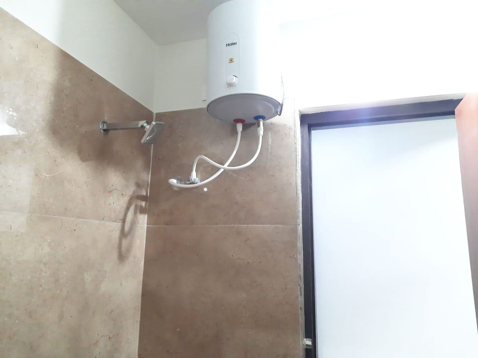 Standard Double Room, 1 Double Bed | Bathroom | Shower, rainfall showerhead, hair dryer, towels