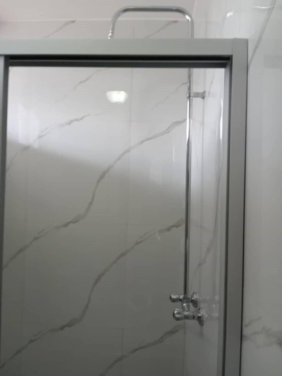 Combined shower/tub, designer toiletries, slippers, towels