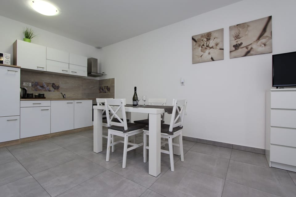 Apartment (CASA MIRANDA One-Bedroom Apartment) | Private kitchen | Full-size fridge, microwave, oven, coffee/tea maker