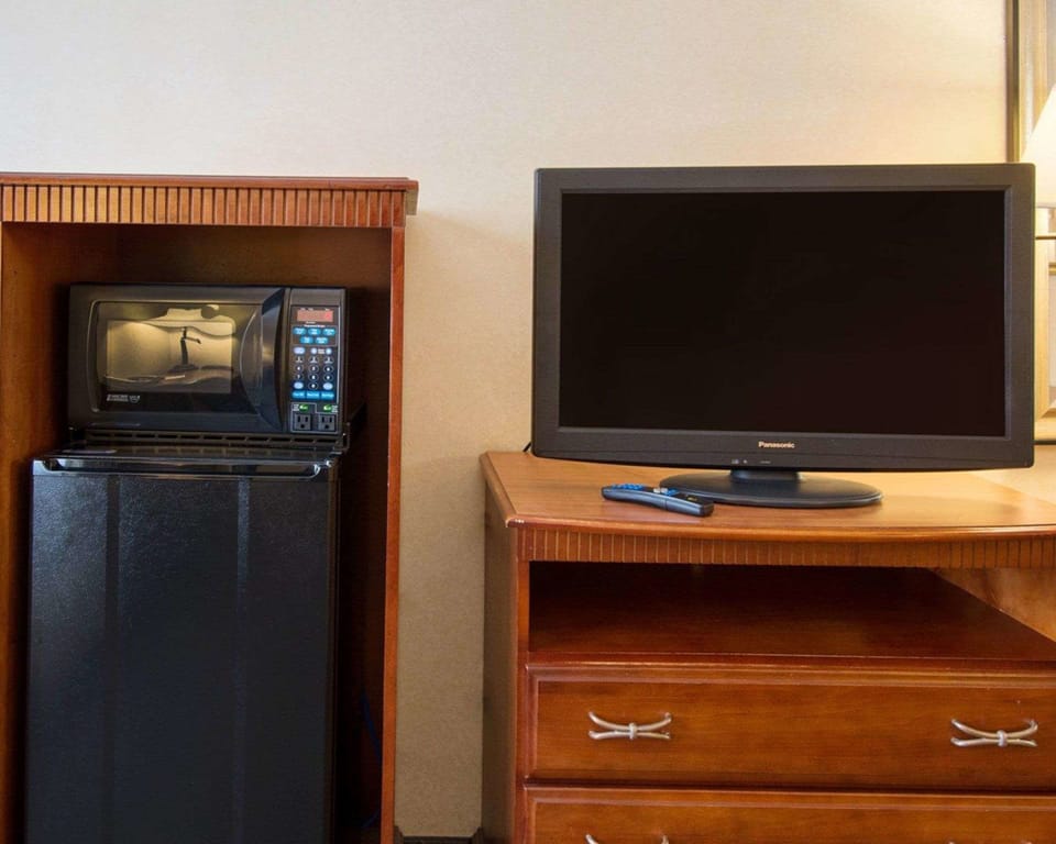 Premium bedding, in-room safe, desk, soundproofing