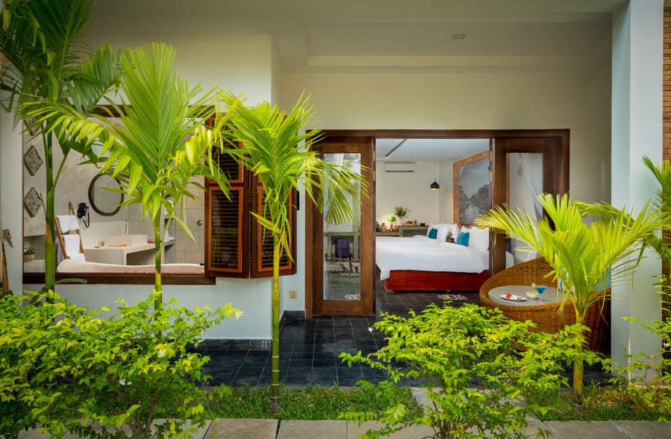 Family Suite Pool Access | Minibar, desk, laptop workspace, blackout drapes