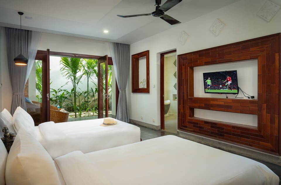 Premier Twin Garden View | Minibar, desk, laptop workspace, blackout drapes