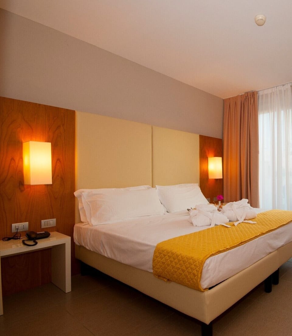 Junior Suite, Garden View | Minibar, in-room safe, desk, soundproofing