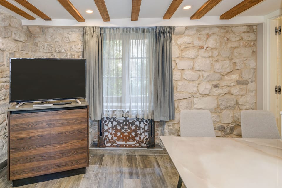 Deluxe Studio Suite | Private kitchen | Fridge, microwave, dishwasher, paper towels