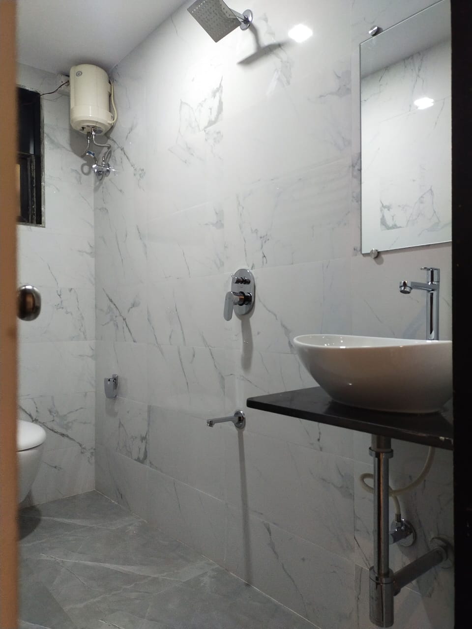 Deluxe Double Room | Bathroom | Shower, rainfall showerhead, towels