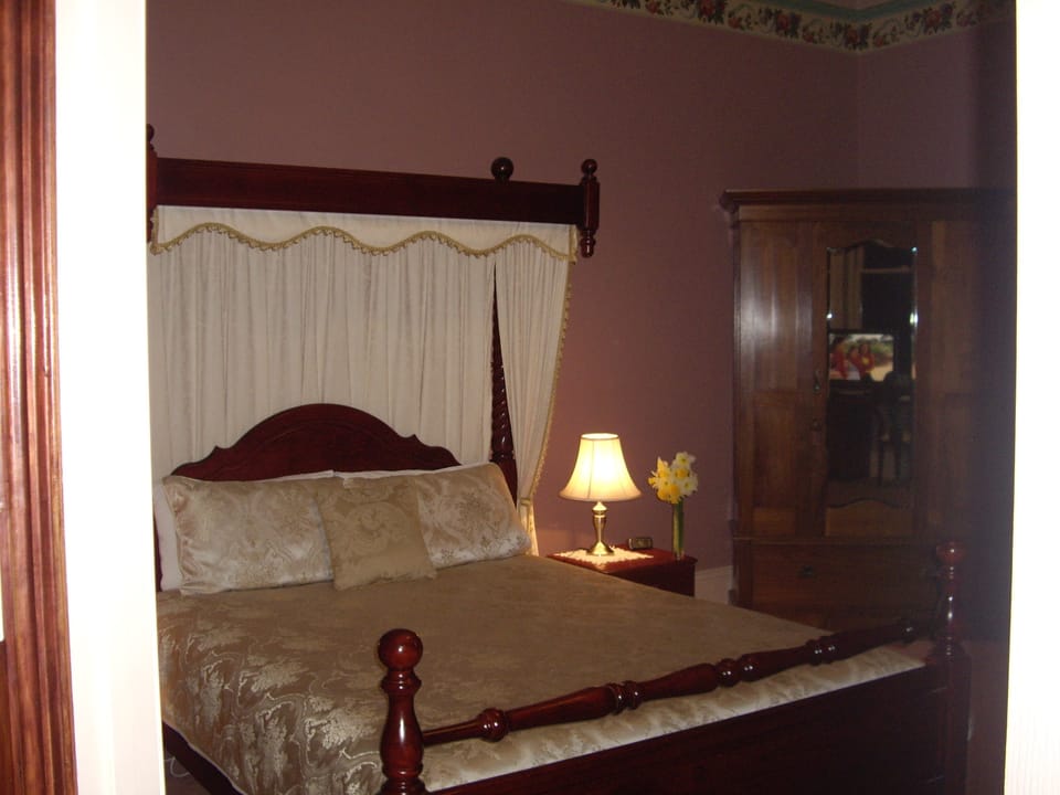 Deluxe Room, 1 Bedroom, Jetted Tub, Garden View | 1 bedroom, premium bedding, pillowtop beds, individually decorated