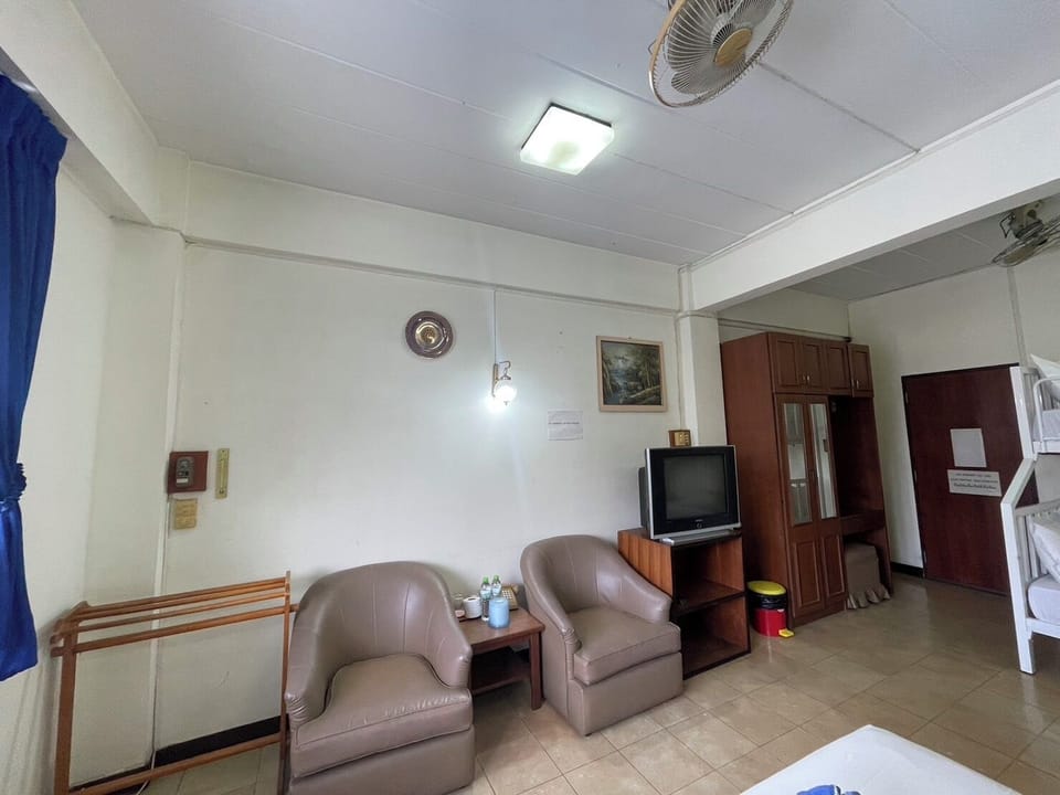 Family Double Room, Balcony, City View | Living area