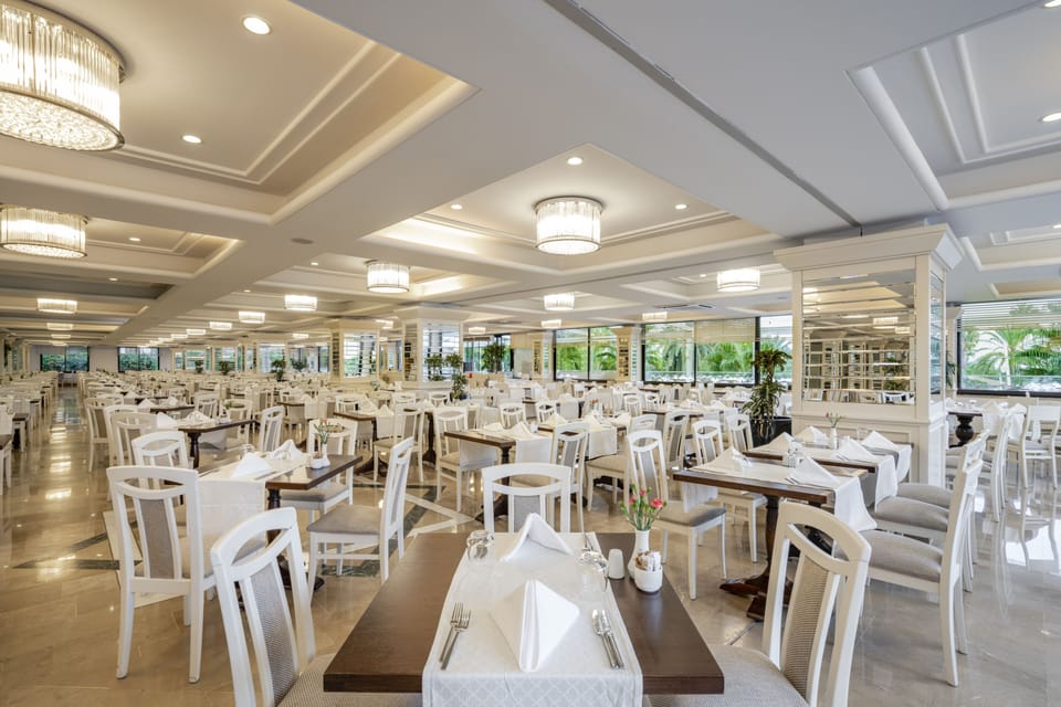 5 restaurants; breakfast, lunch, and dinner served