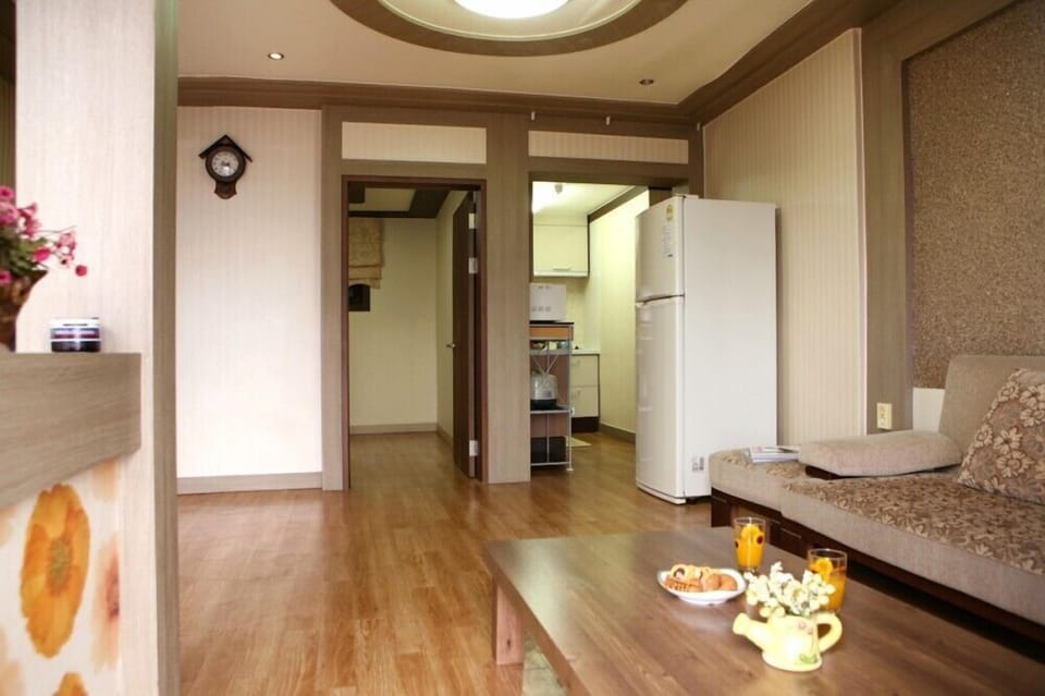 Room (102)