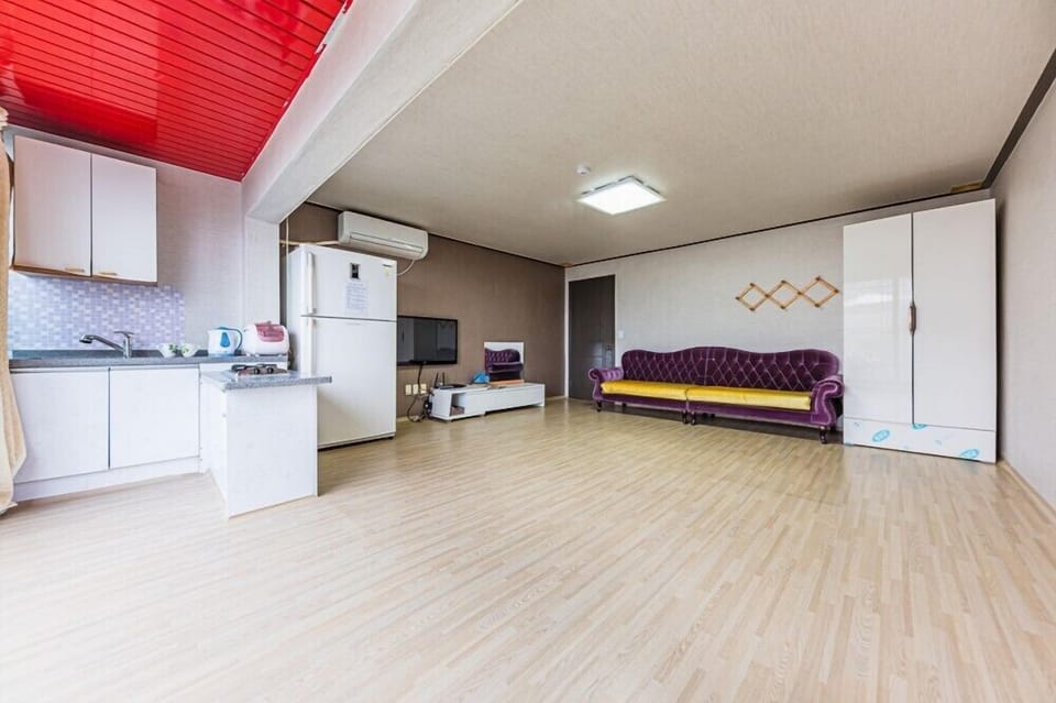Room (107)