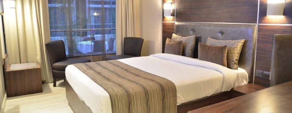 Premium bedding, in-room safe, desk, soundproofing
