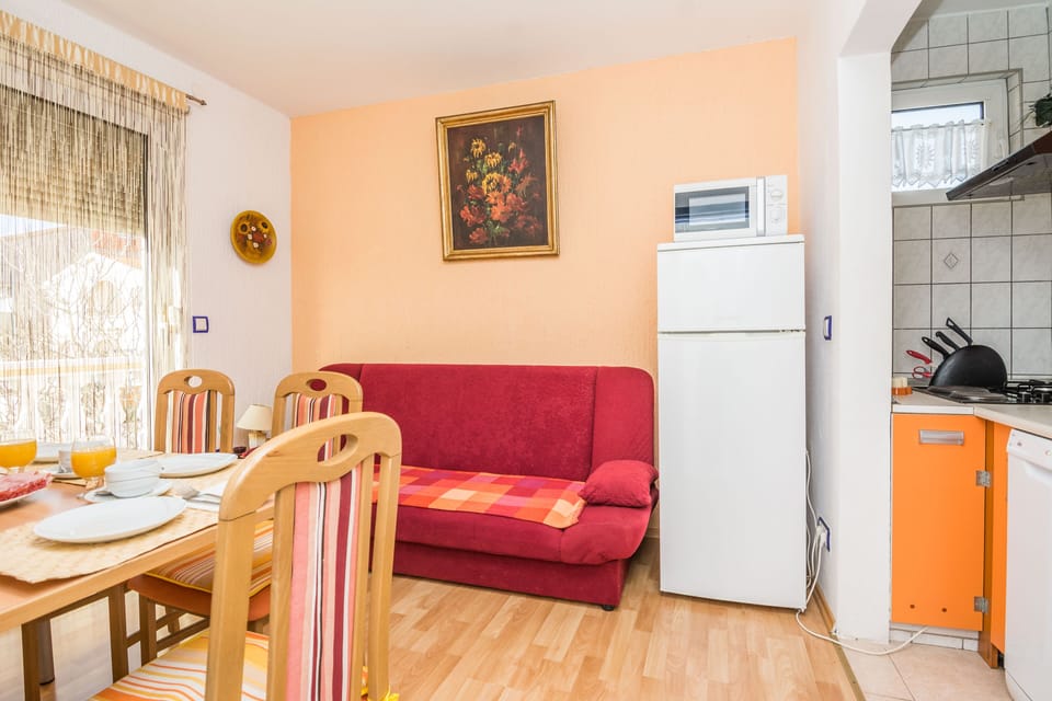 Family Apartment | Living area | 100-cm flat-screen TV with satellite channels, TV