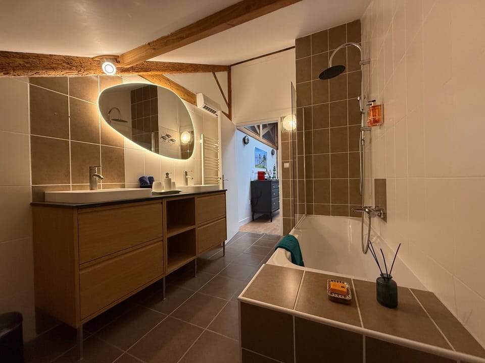 Premium Suite, Ensuite, River View (Suite l'Estuaire) | Bathroom | Designer toiletries, hair dryer, towels, soap