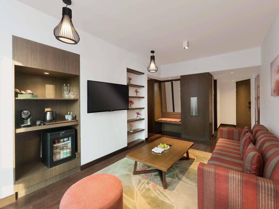 Junior Suite with 1 KING Bed | Minibar, in-room safe, desk, laptop workspace