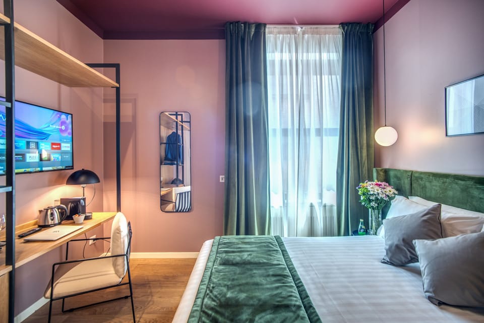 Deluxe Double Room | Hypo-allergenic bedding available, minibar, in-room safe, desk
