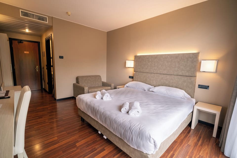 Comfort Double Room | In-room safe, soundproofing, free WiFi, bed sheets