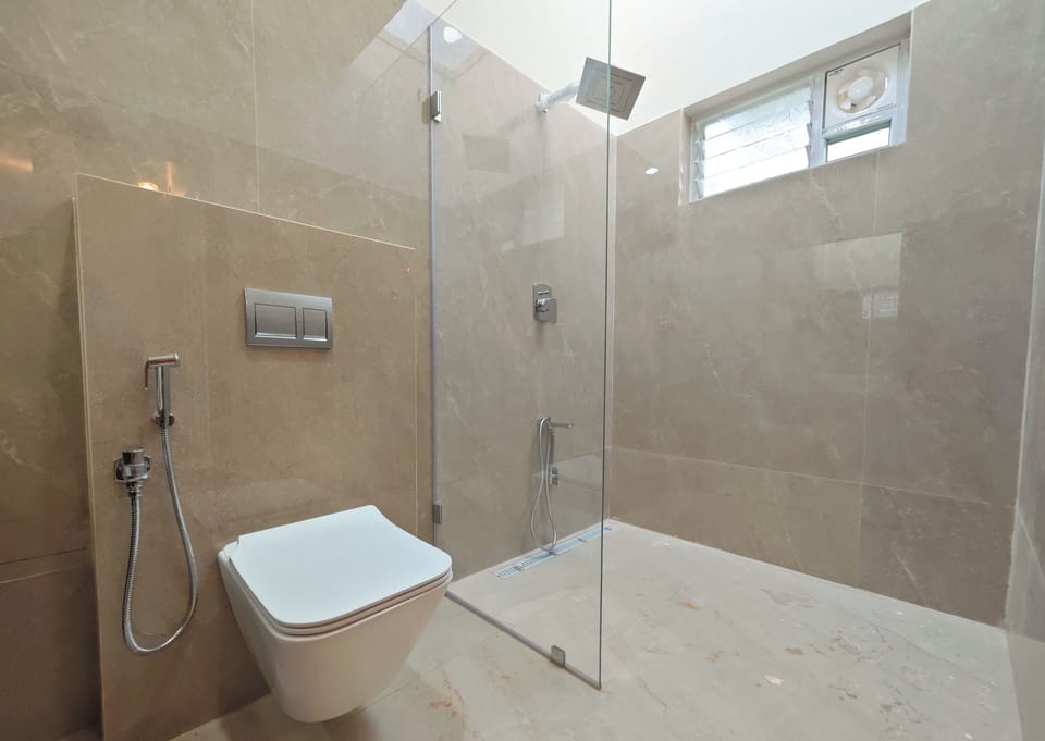 Superior Double Room | Bathroom | Shower, rainfall showerhead, free toiletries, hair dryer