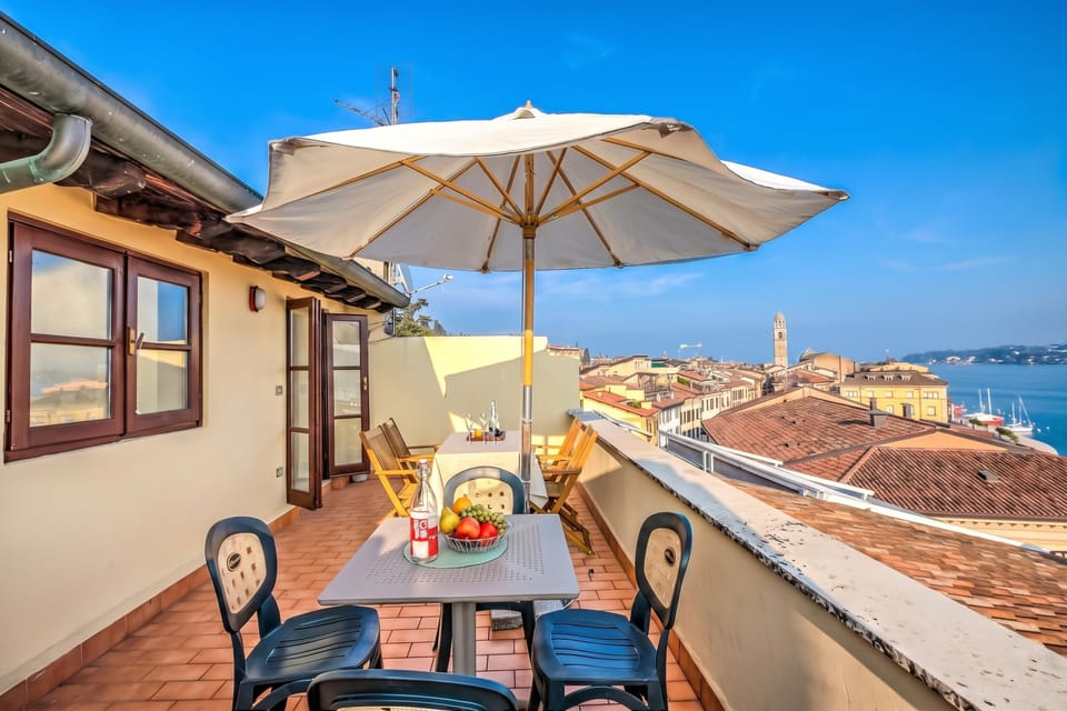Family Apartment, 2 Bedrooms, Microwave (Laetitia Salò-Historic center near) | Outdoor dining