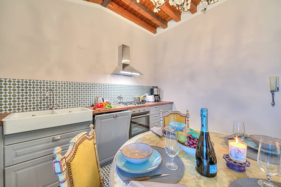 Family Apartment, Multiple Bedrooms (Laetitia Salò-Historic center near) | Private kitchen | Fridge, microwave, oven, stovetop