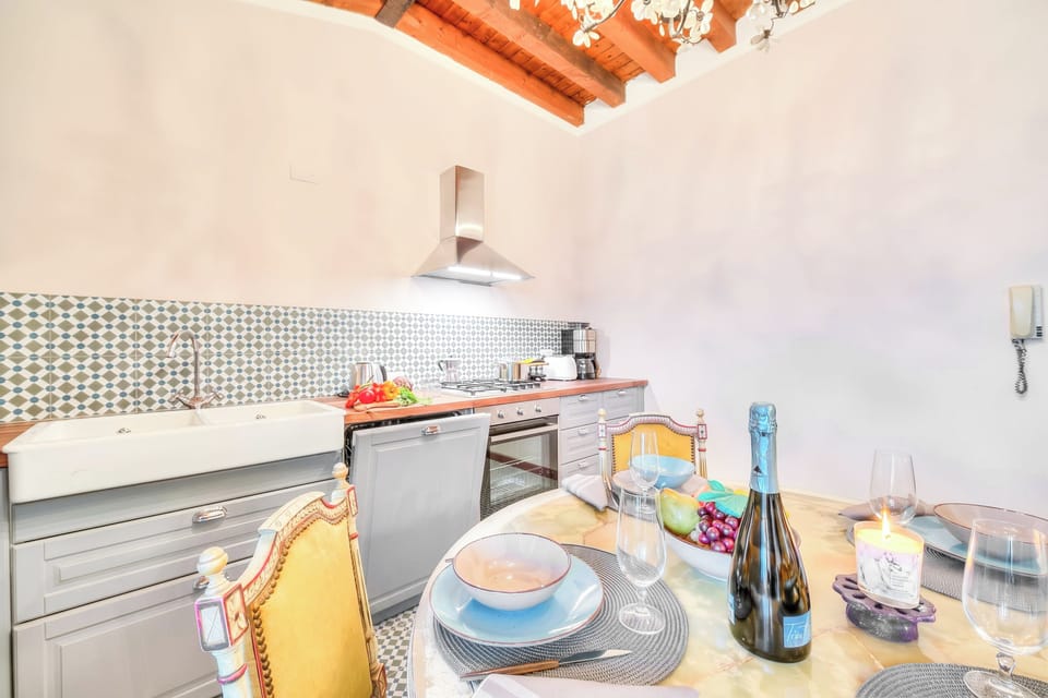 Family Apartment, 2 Bedrooms, Microwave (Laetitia Salò-Historic center near) | Private kitchen