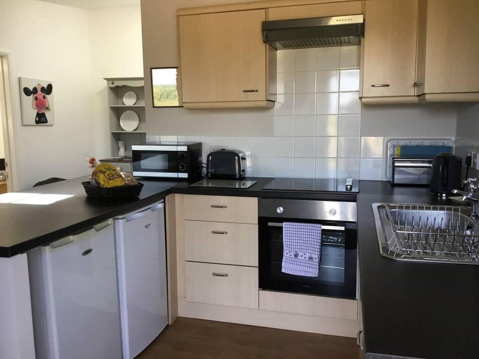 Cottage | Private kitchen | Fridge, microwave, oven, stovetop