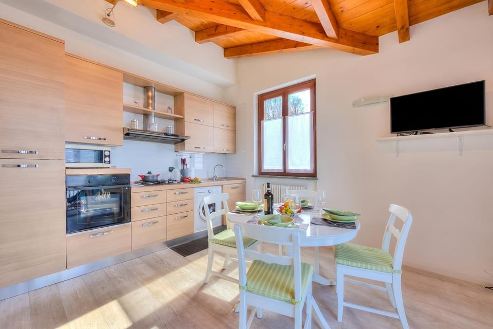 Family Apartment, 1 Bedroom, Balcony, Mountainside (La Brezza Del Lago Maggiore with view) | Private kitchen