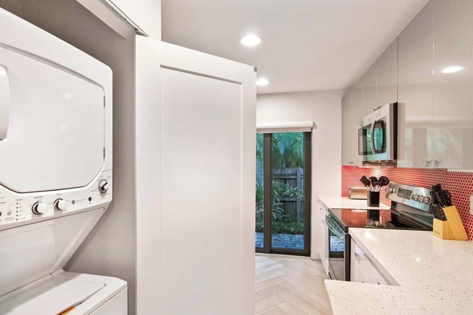 House, Multiple Beds, Patio, Garden View (Delray Deco B) | Private kitchen | Fridge, microwave, oven, stovetop
