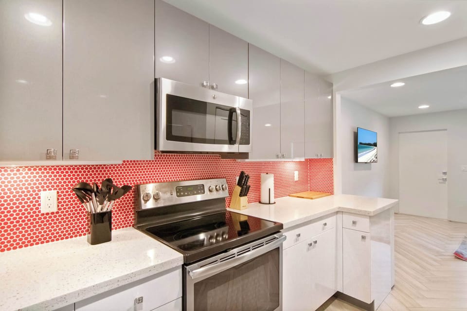 House, Multiple Beds, Patio, Garden View (Delray Deco B) | Private kitchen | Fridge, microwave, oven, stovetop