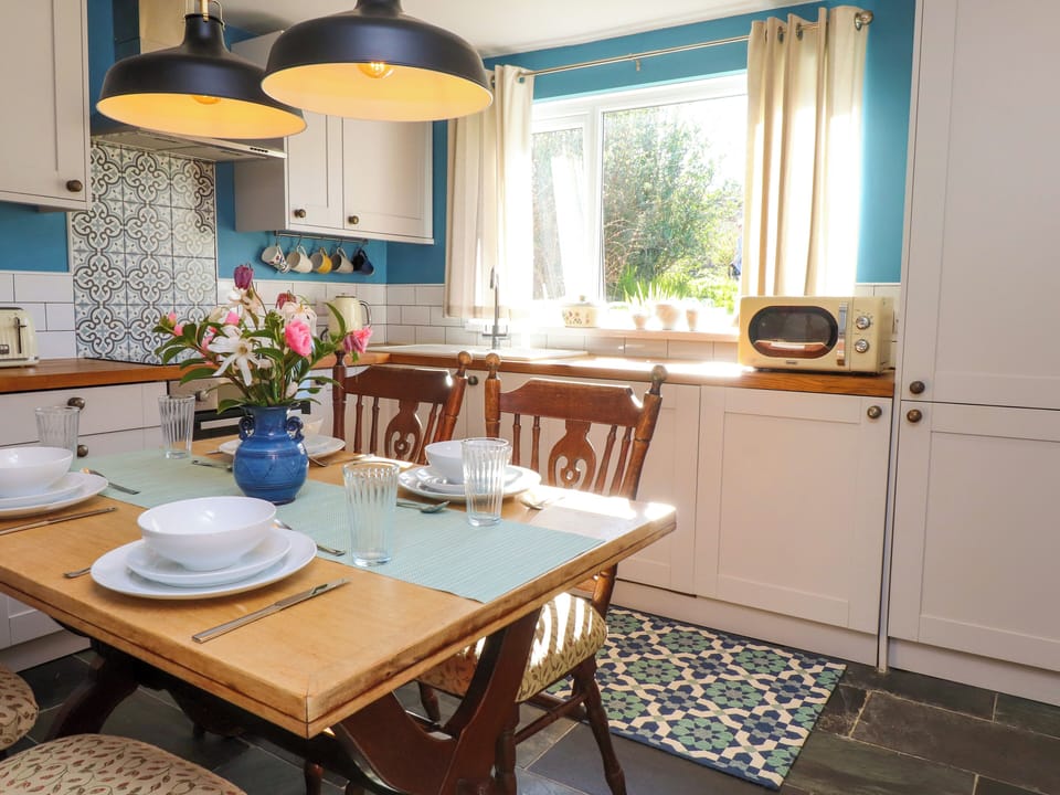 Cottage | Dining