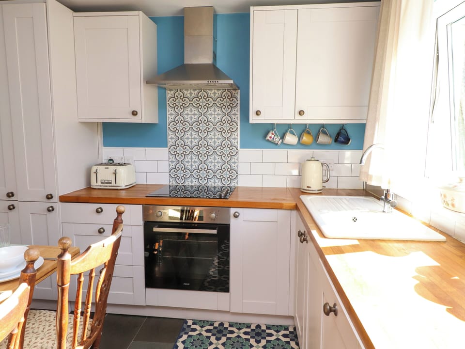 Cottage | Private kitchen | Fridge, dishwasher, electric kettle, toaster