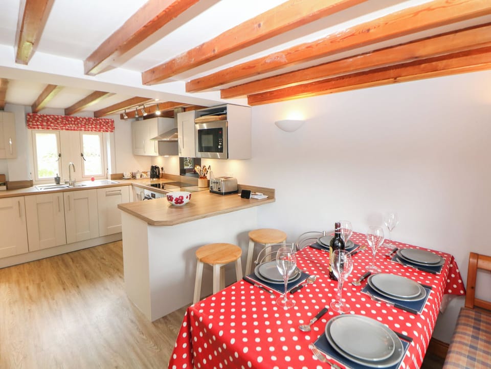 Cottage | Dining