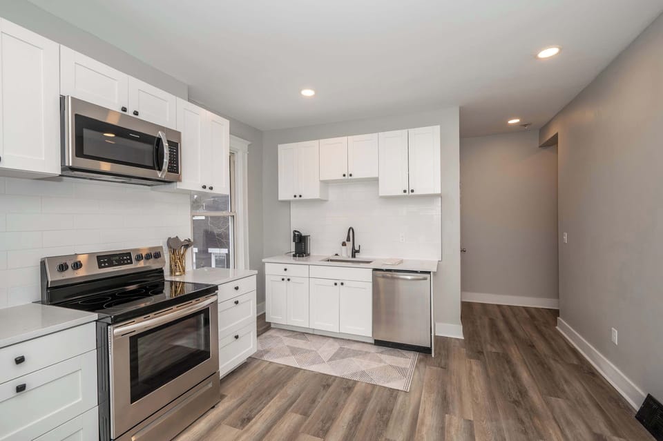 Condo, 1 Queen Bed, Kitchen | Private kitchen | Fridge, microwave, oven, stovetop