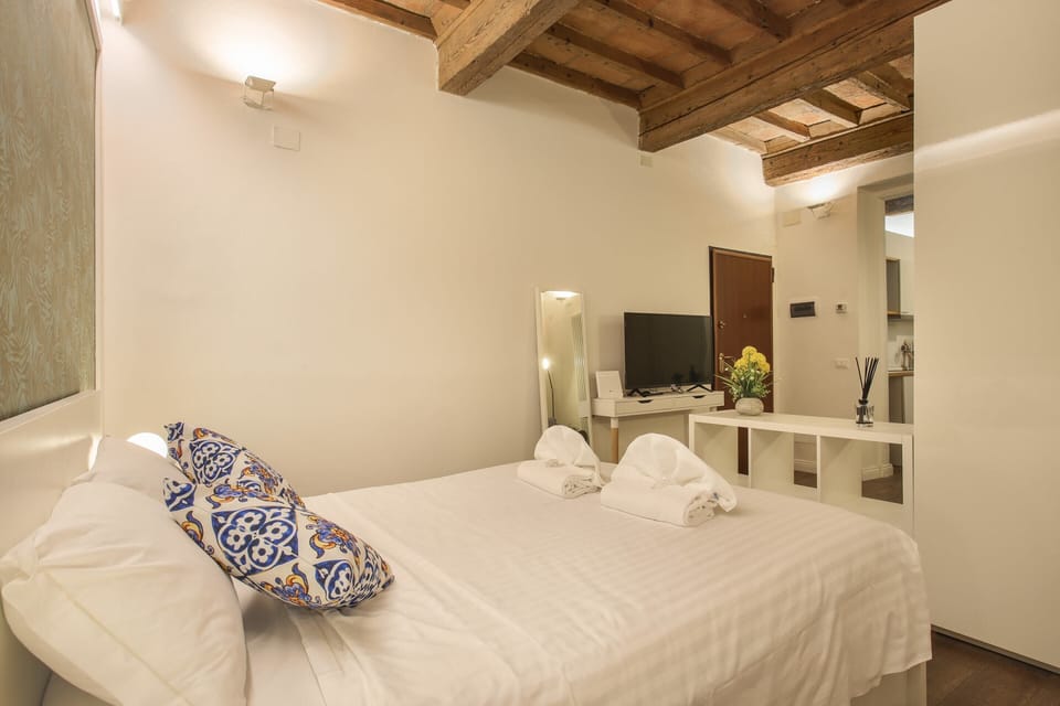 Basic Studio, 1 Double Bed with Sofa bed | 1 bedroom, laptop workspace, bed sheets