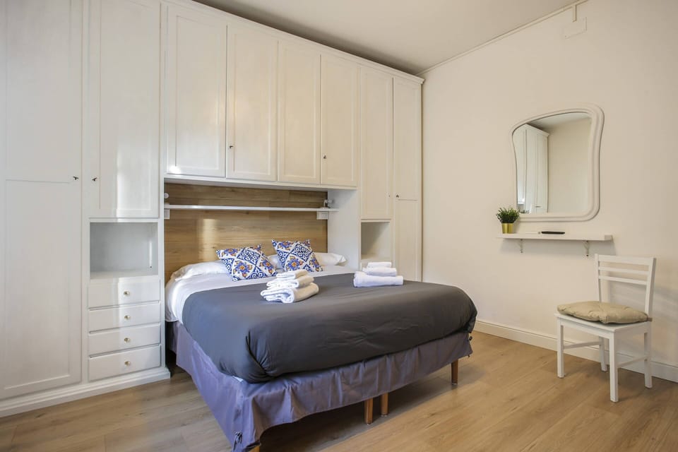 Basic Apartment, 1 Double Bed with Sofa bed | 1 bedroom, desk, iron/ironing board, bed sheets