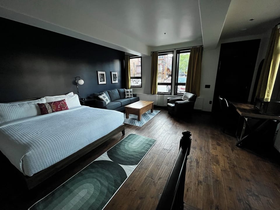 King Deluxe | Premium bedding, desk, laptop workspace, iron/ironing board (on request)