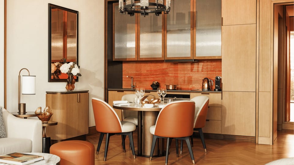 Full-size fridge, microwave, oven, stovetop