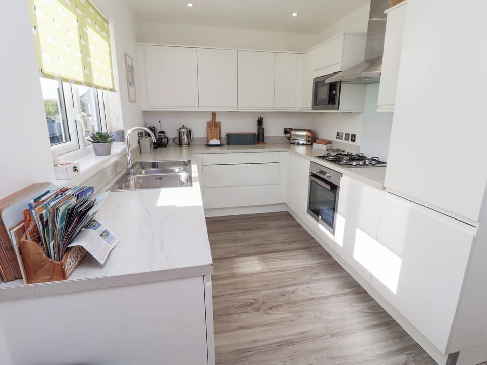 Cottage | Private kitchen | Dishwasher, cookware/dishes/utensils