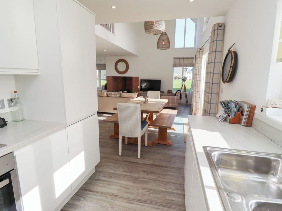 Cottage | Private kitchen | Dishwasher, cookware/dishes/utensils
