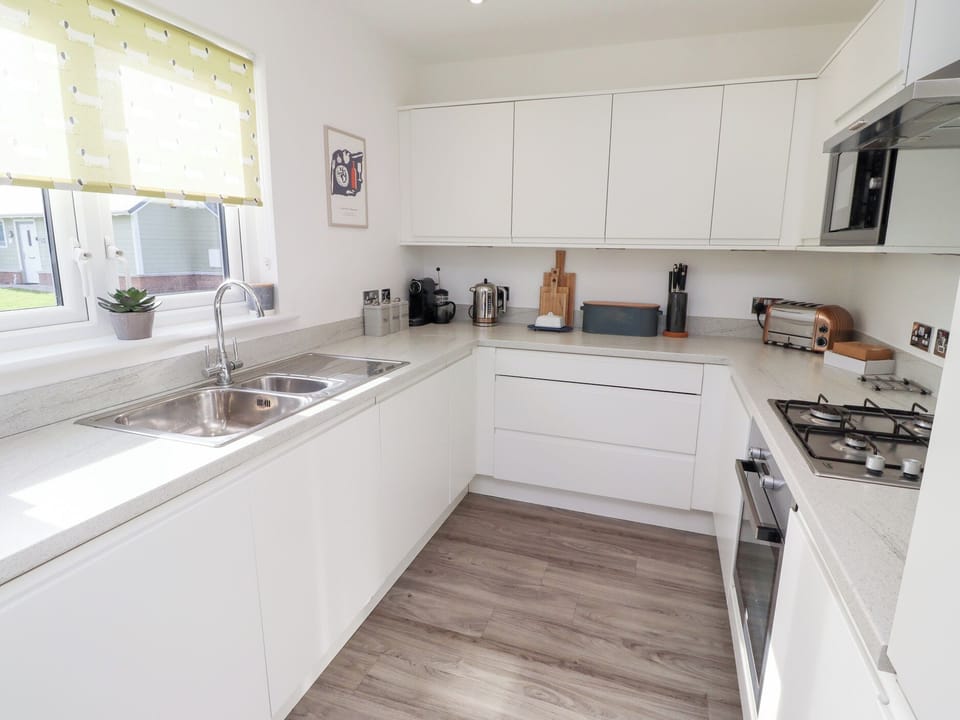Cottage | Private kitchen | Dishwasher, cookware/dishes/utensils