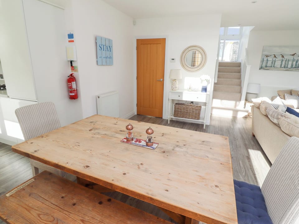 Cottage | Dining