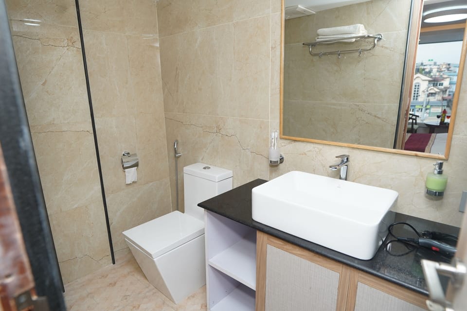 Shower, rainfall showerhead, free toiletries, bathrobes