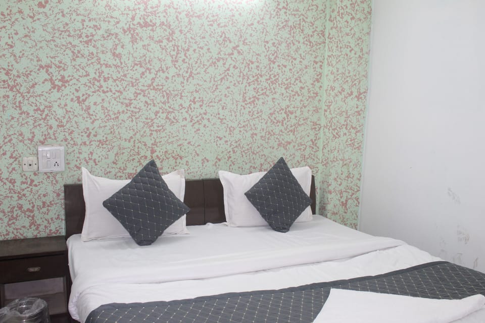 Deluxe Double Room | Free WiFi, bed sheets