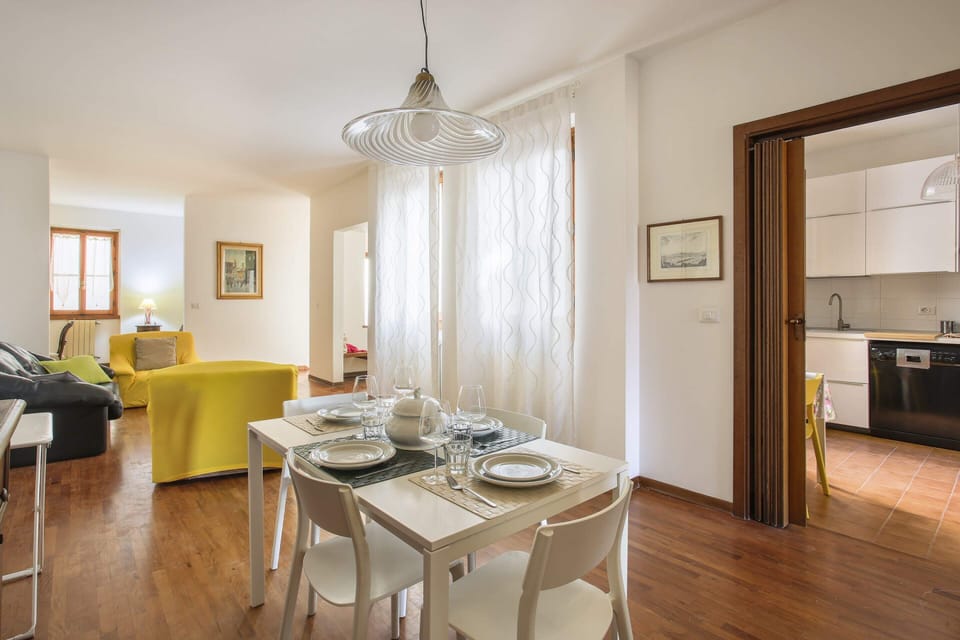 Basic Apartment, Multiple Beds | Dining