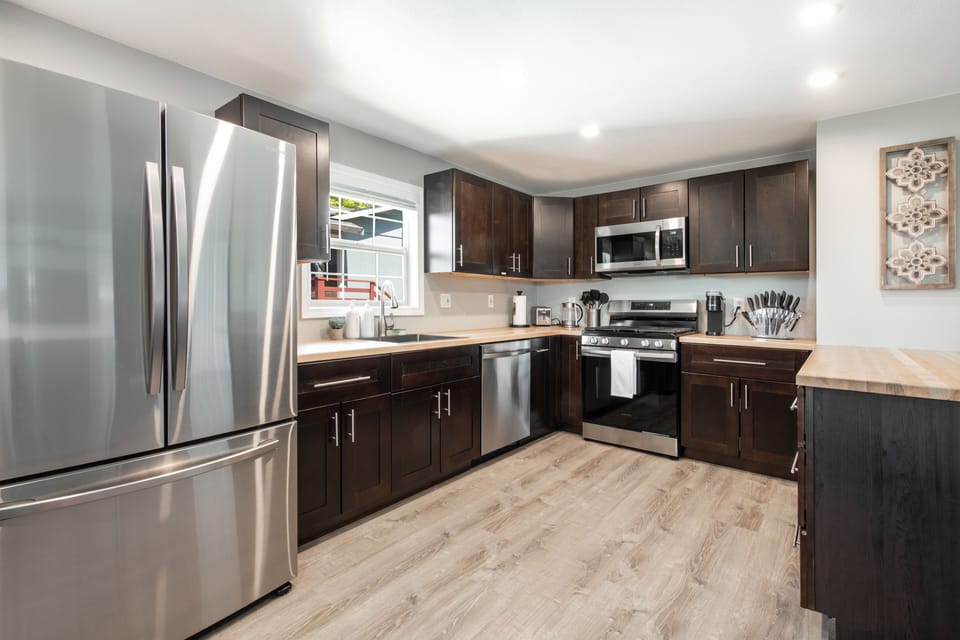 Deluxe Apartment | Private kitchen | Full-size fridge, microwave, oven, stovetop