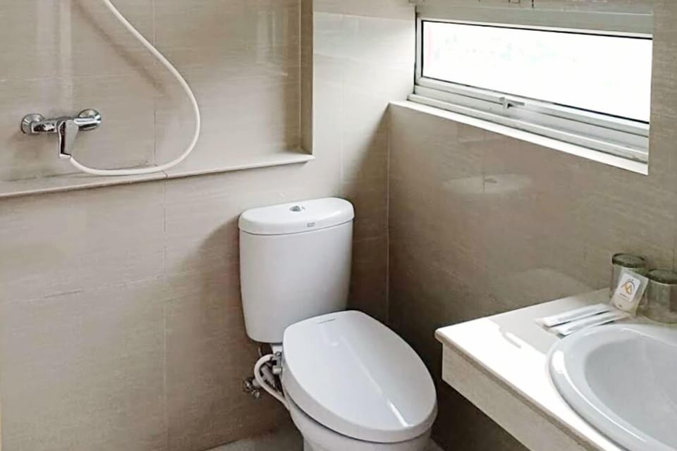 Shower, bidet, towels