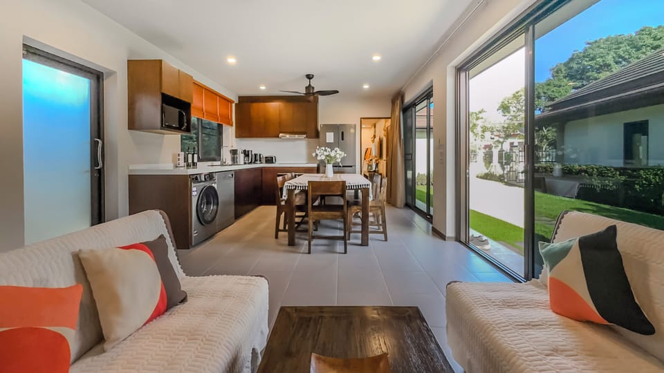 Deluxe Bungalow | Living area | 40-inch flat-screen TV with digital channels, TV