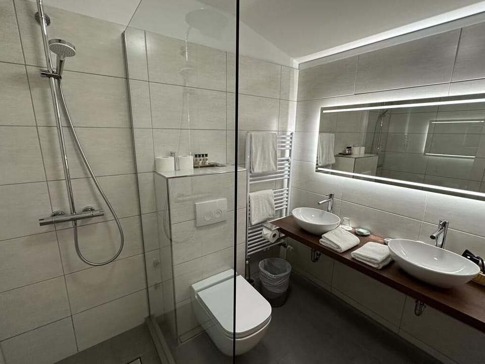 Comfort Condo, 2 Bedrooms, Non Smoking, Mountain View | Bathroom | Shower, free toiletries, hair dryer, towels