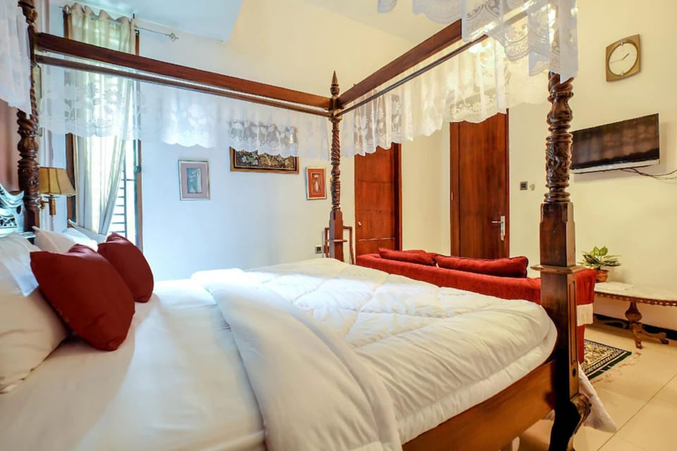 Executive Room | Desk, iron/ironing board, free WiFi, bed sheets